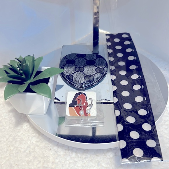 Kate Spade Satchel & Wallet likenew Free Twilly,Earrings,Necklace & Heart Mirror - Picture 5 of 17